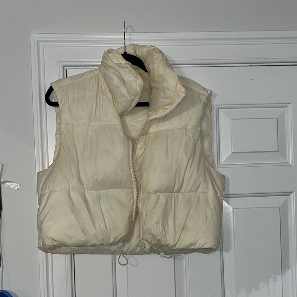 Chic Cream cropped Puffer Vest